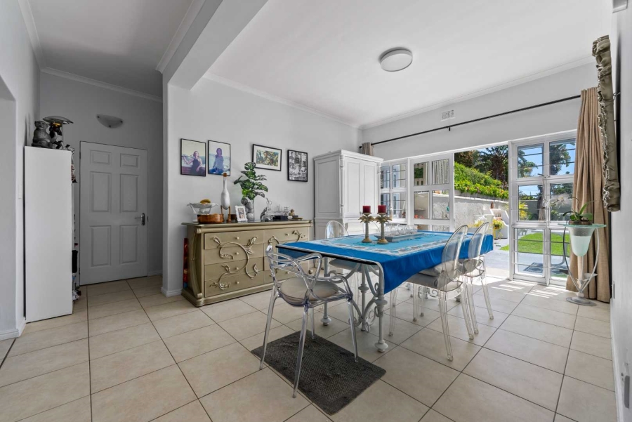 5 Bedroom Property for Sale in Green Point Western Cape